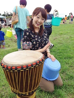バケツ太鼓に挑戦。手前にあるのがジェンベです!