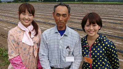 畑を貸してくださった山田さんと♪ありがとうございます!