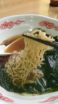 茶色がかった麺