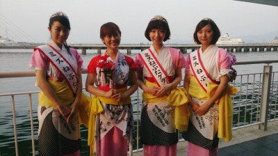 可愛すぎるミスねぶたの皆さん!私も何とか華を添えようと、自分で花を持つ。
