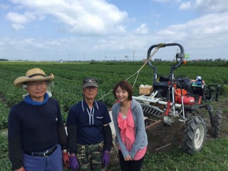 生産者の鶴谷正さん（左）と山田孝さん。（８月の収穫の様子）