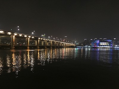 ソウルの真ん中を流れる漢江から眺める夜景