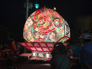 黒石ねぷた。高さも低めでとても近くで見られる