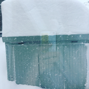 自宅物置に積もった雪・・・