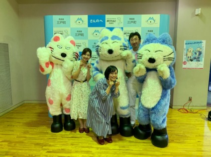 松尾町長がねこに埋もれていらっしゃる!!笑