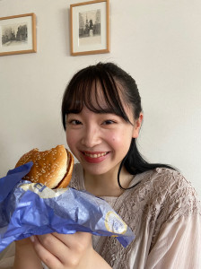 ハンバーガーを食べてうれしそうにしている私です。