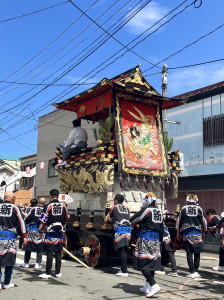 こんなに大きな山車を人力で動かしているんです!