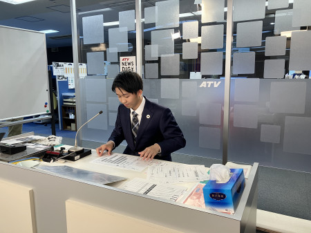 緊張しつつ準備する新井アナ