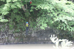 落下する先川さん