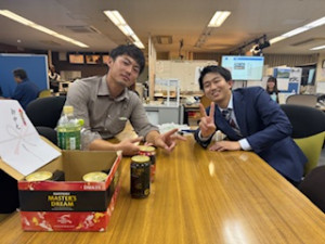 YouTubeで約２時間の特番。終了後フロアさんとお疲れの様子（笑）