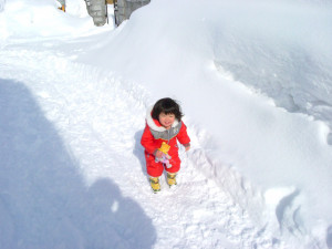 2歳のころの写真です。この年も雪が多いな…