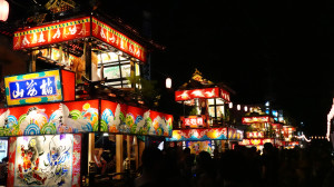 夜に明かりが灯った五台の山車。息をのむほど美しかったです！