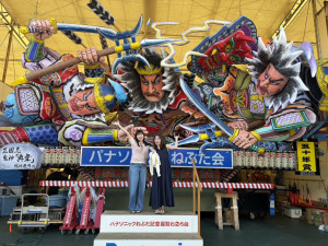 白川アナと　パナソニックねぶた会のねぶた小屋にて